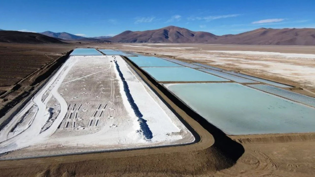 Aerial view of lithium brine evaporation ponds in Argentina’s salt flats.