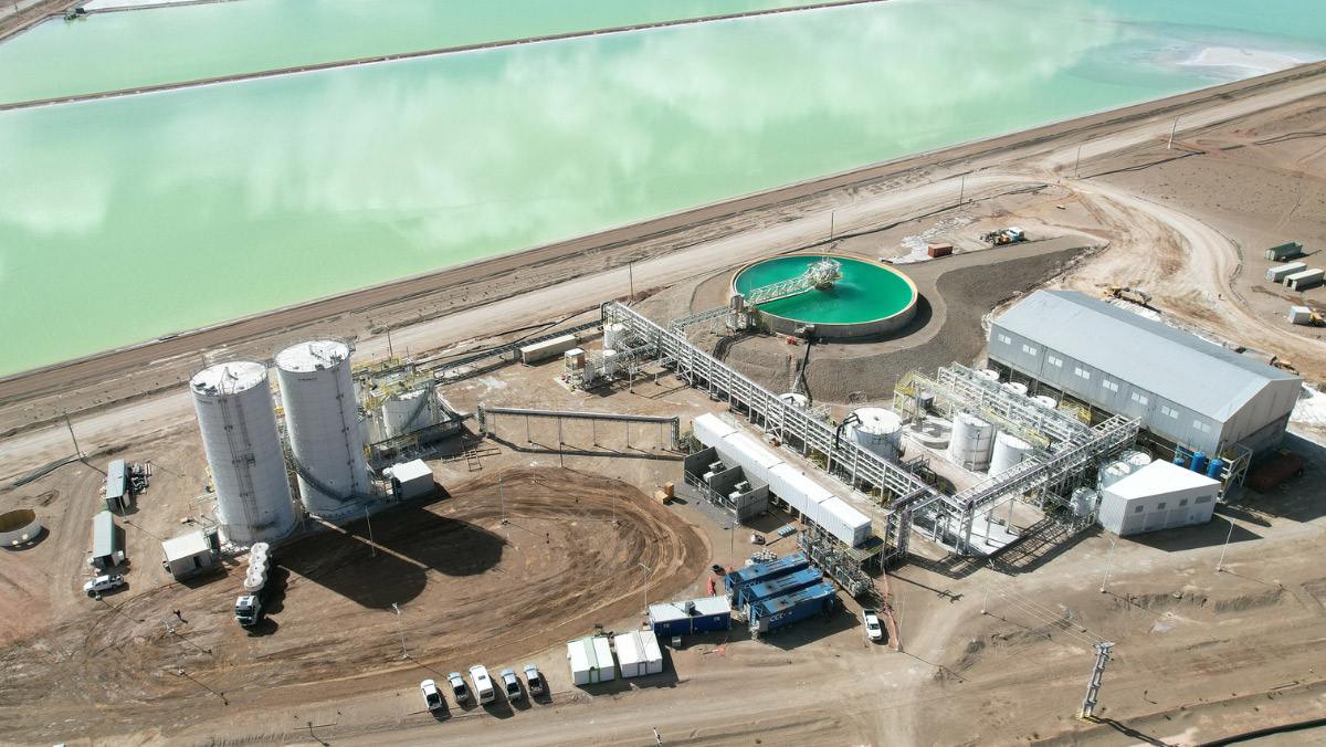 Aerial view of a DLE lithium demonstration plant beside large brine ponds in Argentina.